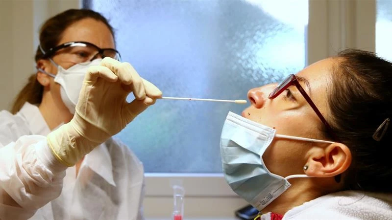 Lấy mẫu bệnh phẩm xét nghiệm virus SARS-CoV-2. (Nguồn: Reuters)
