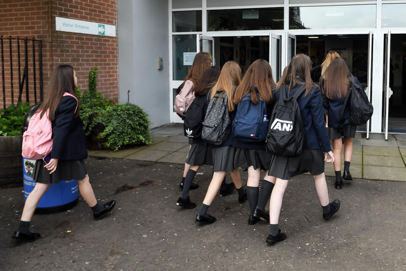 Học sinh bắt đầu đi học trở lại sau một thời gian nghỉ do dịch COVID-19 tại Glasgow, Scotland của Anh, ngày 12/8/2020. (Ảnh: AFP/TTXVN)