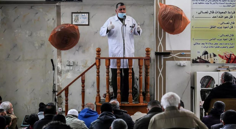 Bác sỹ hướng dẫn các biện pháp phòng chống dịch COVID-19 lây lan trong bệnh viện cho các bệnh nhân ở Dải Gaza. (Nguồn: AFP)