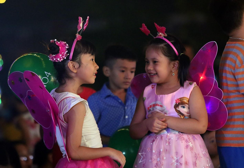 Trẻ em vui chơi trong Đêm hội trăng rằm. (Ảnh: Phan Tuấn Anh/TTXVN)