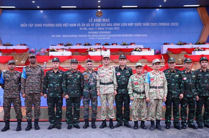 Lãnh đạo, chỉ huy lực lượng tham gia diễn tập của Việt Nam và Ấn Độ tại lễ khai mạc. (Ảnh: Trọng Đức/TTXVN)