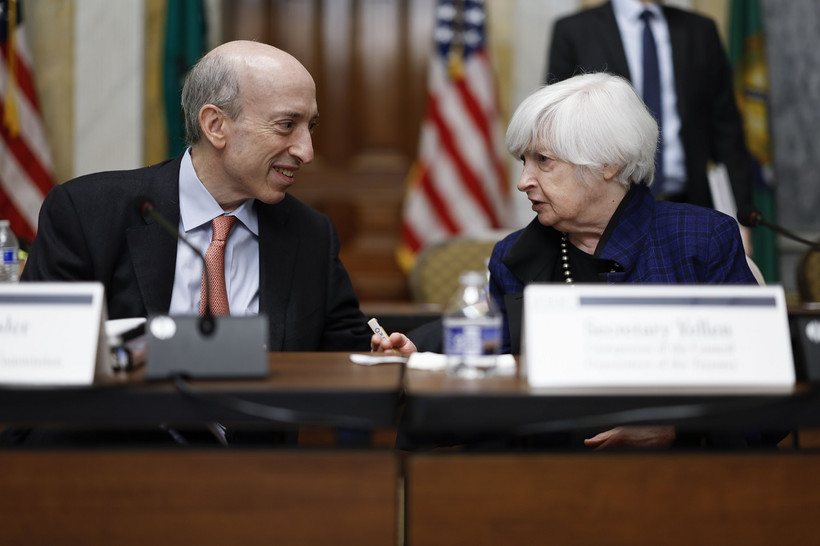 Bộ trưởng Tài chính Janet Yellen (phải) và Chủ tịch Ủy ban Chứng khoán và Giao dịch Gary Gensler. (Nguồn: Bloomberg)