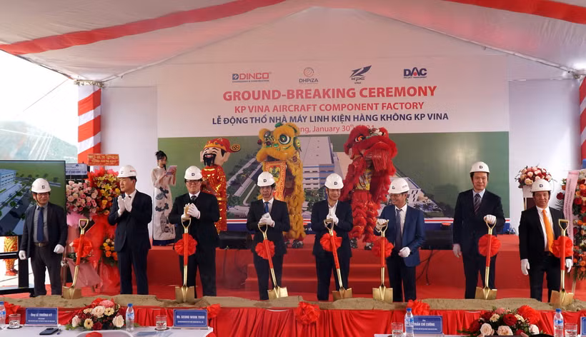 Các đại biểu từ Việt Nam và Hàn Quốc thực hiện nghi thức khởi công dự án. (Ảnh: Quốc Dũng/TTXVN)