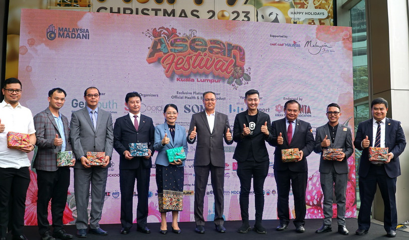 Phó Tổng thư ký Bộ Du lịch, Nghệ thuật và Văn hóa Malaysia, Mohd Yusri Bin Mohd Yusoff chụp ảnh lưu niệm cùng đại diện của Đại sứ quán các nước ASEAN. (Ảnh: Hằng Linh/TTXVN)