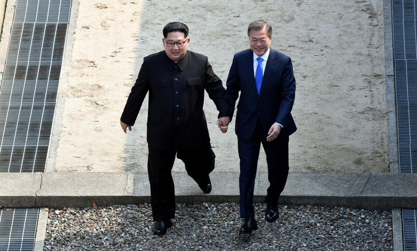 Tổng thống Moon Jae-in và nhà lãnh đạo Kim Jong-un nắm tay nhau tại làng đình chiến Panmunjom. (Nguồn: Reuters)