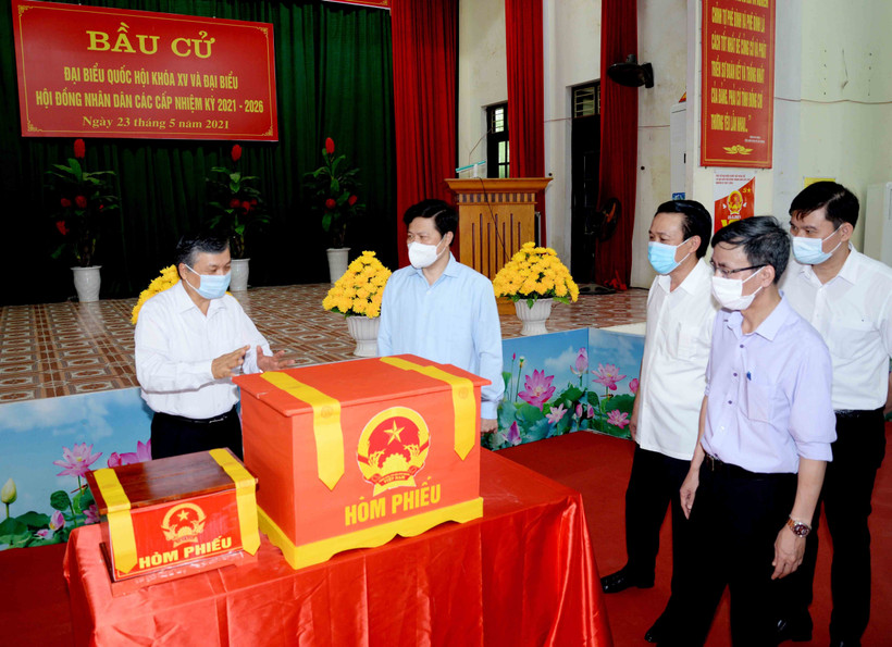 Đoàn kiểm tra công tác bầu cử của Trung ương kiểm tra công tác chuẩn bị bầu cử tại điểm bỏ phiếu ở thị trấn Lương Bằng, huyện Kim Động, tỉnh Hưng Yên. (Ảnh: Đinh Tuấn/TTXVN)