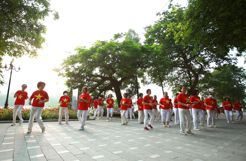 Khi ra đường, người dân nên tránh trú hoặc đứng ở nơi có bóng mát để tránh sốc nhiệt do nắng nóng. (Ảnh minh họa: TTXVN)