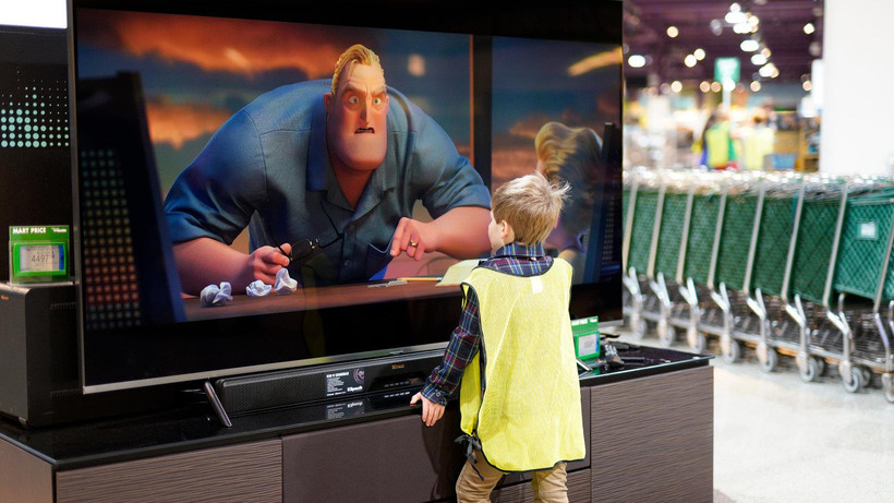 Trẻ em dành quá nhiều thời gian trước màn hình TV hoặc máy tính có thể khiến kết quả học tập giảm sút. (Nguồn: AP)