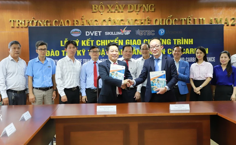 Trao biên bản ký kết chuyển giao chương trình đào tạo. (Ảnh: Công Phong/TTXVN)
