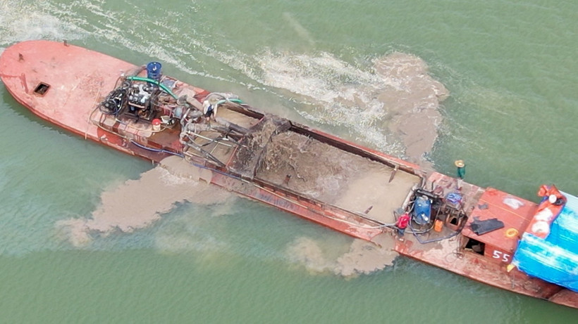 Tình trạng bơm, hút cát diễn ra rầm rộ trên sông Hồng. (Ảnh: Hoài Nam/TTXVN)