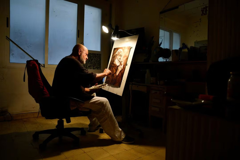 Họa sỹ Milton Bernal hoàn thiện bức tranh làm từ lá xì gà. (Ảnh: Reuters)