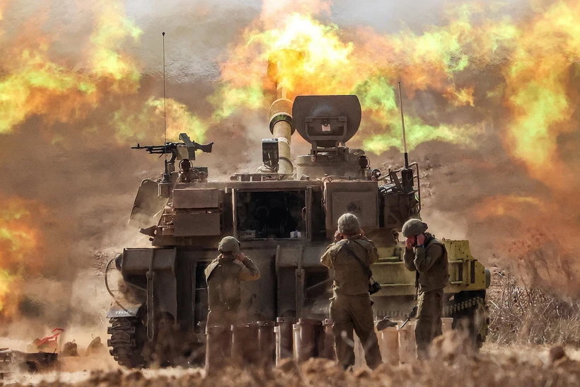 Quân đội Israel phóng đạn pháo về khu vực giáp giới Dải Gaza, ngày 11/10/2023. (Ảnh: AFP/TTXVN)