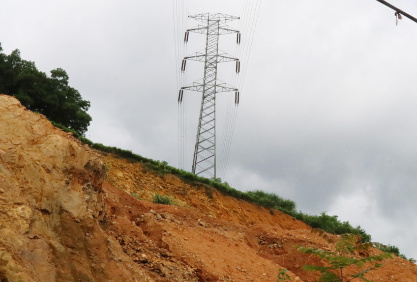 Một điểm sạt lở do mưa lũ. (Ảnh minh họa: Hoàng Nguyên/TTXVN)