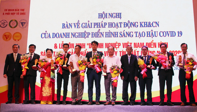 Doanh nghiệp thuộc Top 10 Doanh nghiệp Việt Nam điển hình sáng tạo xuất sắc nhất năm 2020 được tôn vinh tại buổi lễ. (Ảnh: Mỹ Phương/TTXVN)