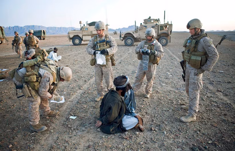 Binh sỹ Mỹ bắt giữ một nghi phạm Taliban. (Nguồn: Corbis)