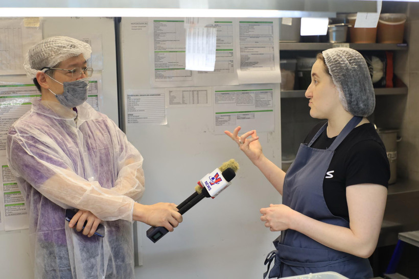 Phóng viên TTXVN Duy Trinh phỏng vấn quản lý nhà hàng Phoinmoscow tại trung tâm thương mại Kashirskaya Plaza (Nga). Ảnh: Trần Hiếu/TTXVN)