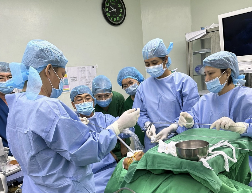 Các bác sỹ tiến hành nội soi ống cứng lấy dị vật với sự tham gia các bác sỹ nhiều chuyên khoa hỗ trợ. (Nguồn: Bệnh viện Đa khoa Trung ương Cần Thơ)