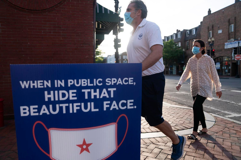 Người dân đeo khẩu trang phòng lây nhiễm COVID-19 tại Washington D.C., Mỹ, ngày 26/5/2020. (Ảnh: THX/TTXVN)