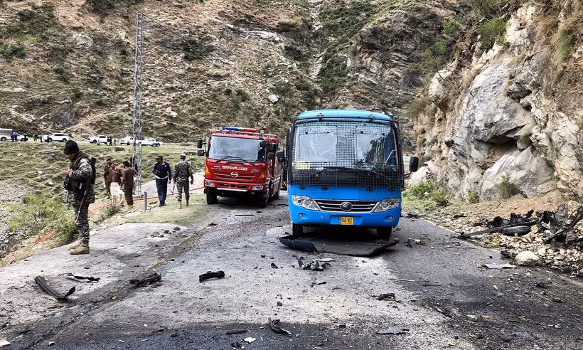 Hiện trường vụ đánh bom nhằm vào đoàn xe chở các kỹ sư Trung Quốc ở Pakistan. (Ảnh: AFP)