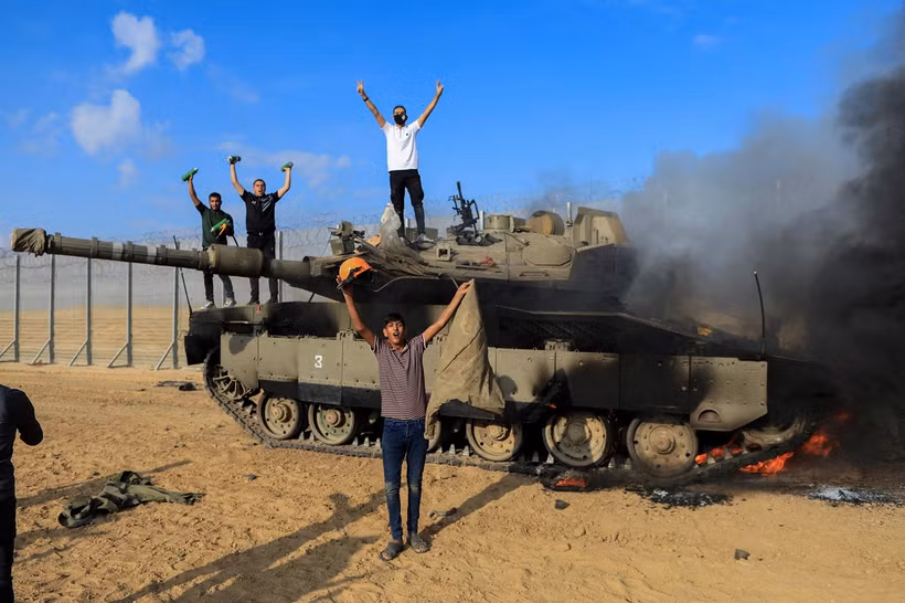 Một chiếc xe tăng của Israel bị phá hủy gần hàng rào biên giới với Gaza ngày 7/10/2023. (Ảnh: Reuters