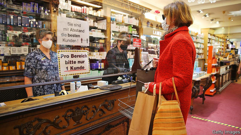 Khách hàng mua sắm tại một cửa hàng tại Đức. (Nguồn: Getty Images)