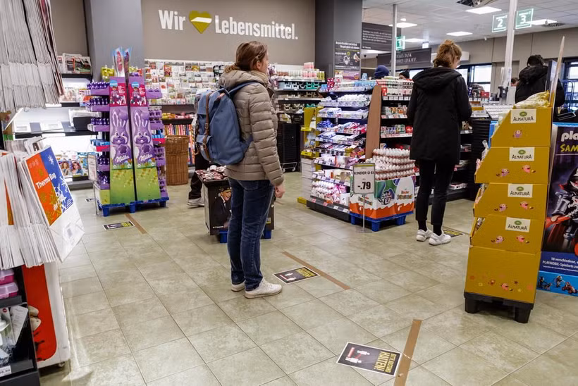 Người dân thực hiện giãn cách xã hội nhằm chống dịch COVID-19 tại một siêu thị ở Berlin, Đức ngày 23/3/2020. Ảnh: THX/TTXVN