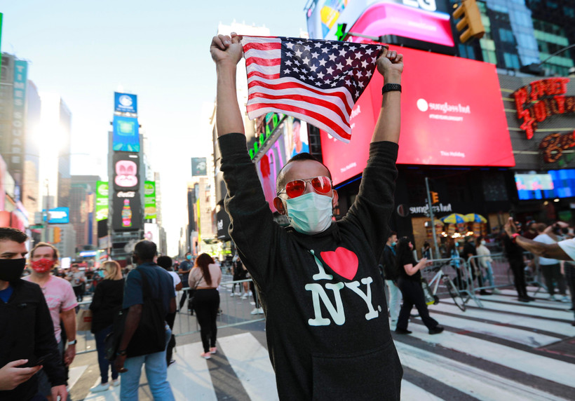 Người dân tập trung tại Quảng trường Thời Đại ở New York, Mỹ, ngày 7/11/2020. (Ảnh: THX/TTXVN)