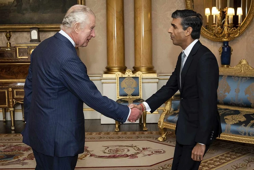 Vua Charles III tiếp kiến Thủ tướng Anh Rishi Sunak. (Ảnh: AP)