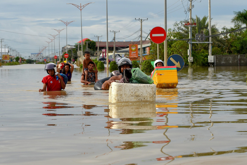Người dân sơ tán khỏi các khu vực ngập lụt ở Phnom Penh, Campuchia, ngày 17/10/2020. (Ảnh: AFP/TTXVN)