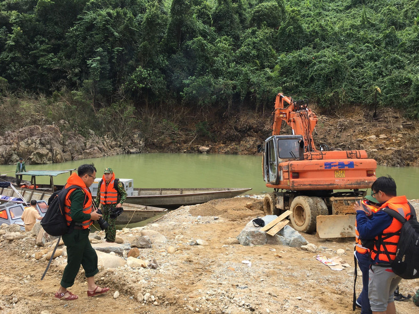 Lực lượng chứ năng tập trung các phương tiện và lực lượng tại Rào Trăng 4 để lên Rào Trăng 3. (Ảnh: Đỗ Trưởng/TTXVN)