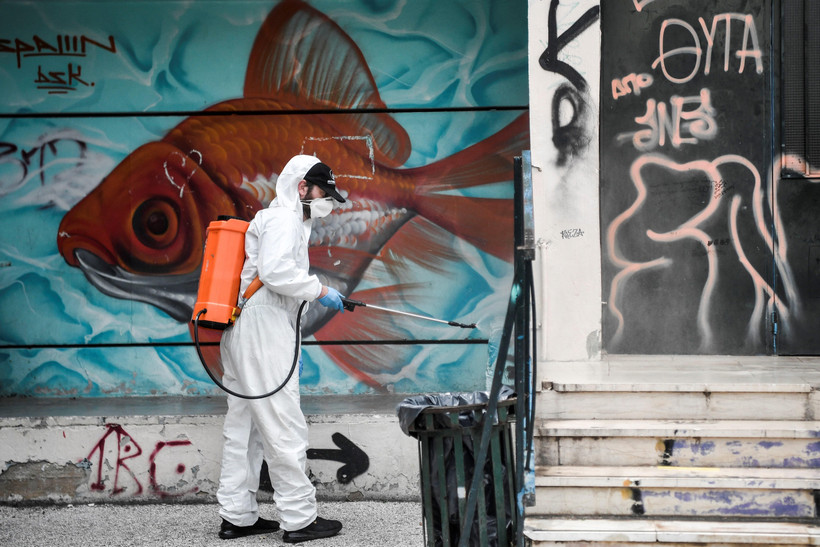 Phun thuốc khử trùn nhằm ngăn chặn sự lây lan của dịch COVID-19 tại Athens, Hy Lạp ngày 31/5/2020. (Ảnh: AFP/TTXVN)