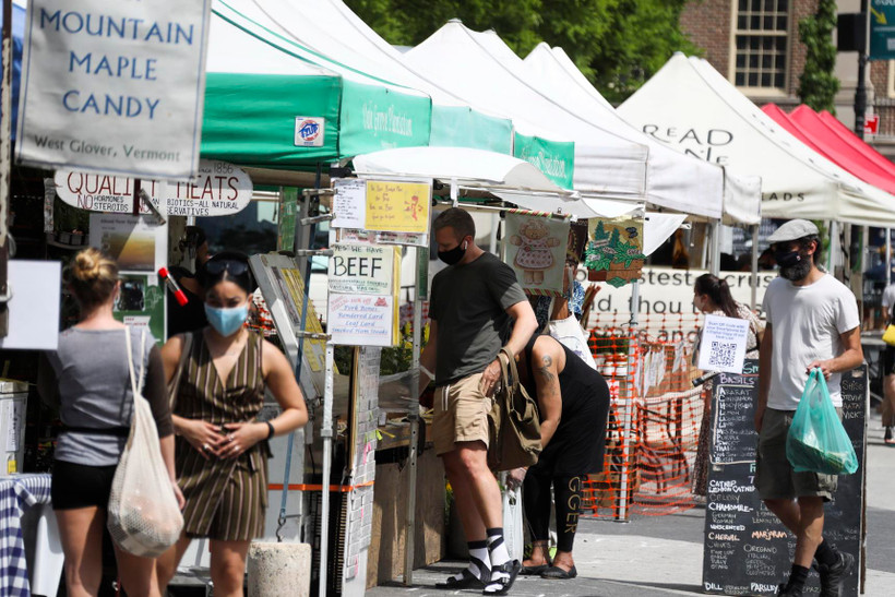 Người dân mua hàng tại một khu chợ ở Manhattan, New York, Mỹ ngày 29/5/2020. (Ảnh: THX/TTXVN)