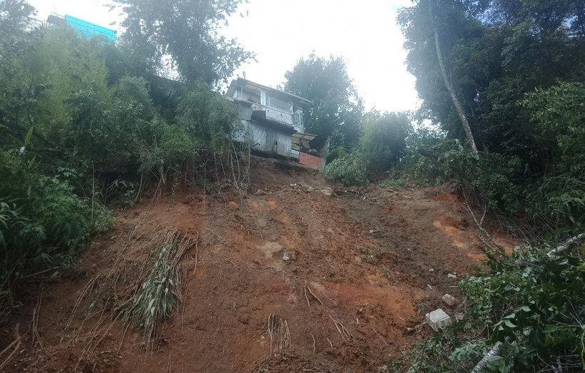 Bờ taluy sạt lở gây nguy hiểm cho một số hộ dân ở Phường 4, Đà Lạt. (Ảnh: Đặng Tuấn/TTXVN)