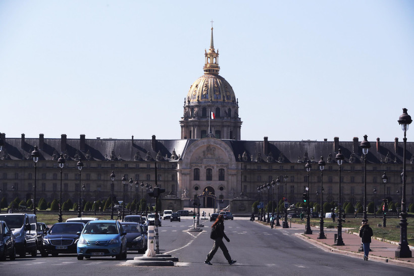 Cảnh vắng vẻ trên một đường phố ở Paris, Pháp, ngày 15/5/2020. (Ảnh: THX/TTXVN)