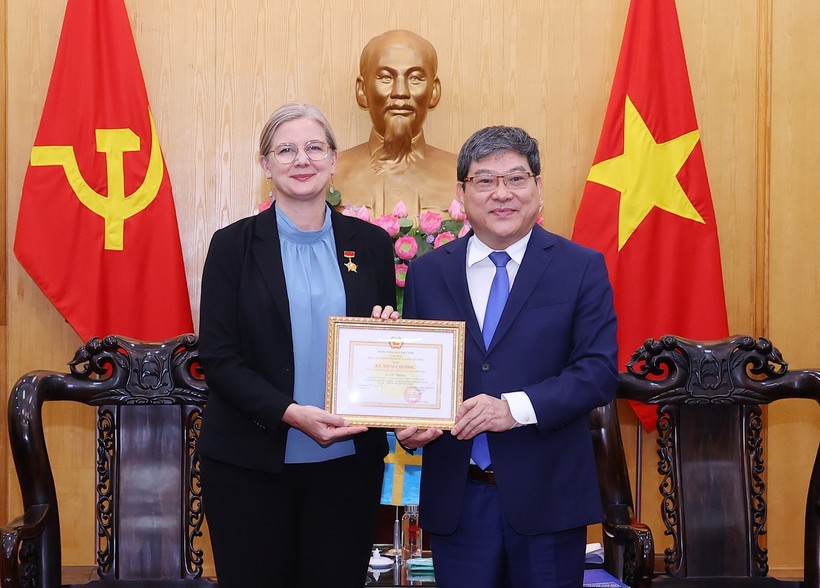 Phó Giáo sư, Tiến sỹ Nguyễn Duy Bắc, Phó Giám đốc Thường trực Học viện Chính trị quốc gia Hồ Chí Minh trao tặng Kỷ niệm chương “Vì sự nghiệp đào tạo, bồi dưỡng lý luận chính trị” cho bà Ann Mawe, Đại sứ Vương quốc Thụy Điển tại Việt Nam. (Ảnh: Văn Điệp/TTXVN)