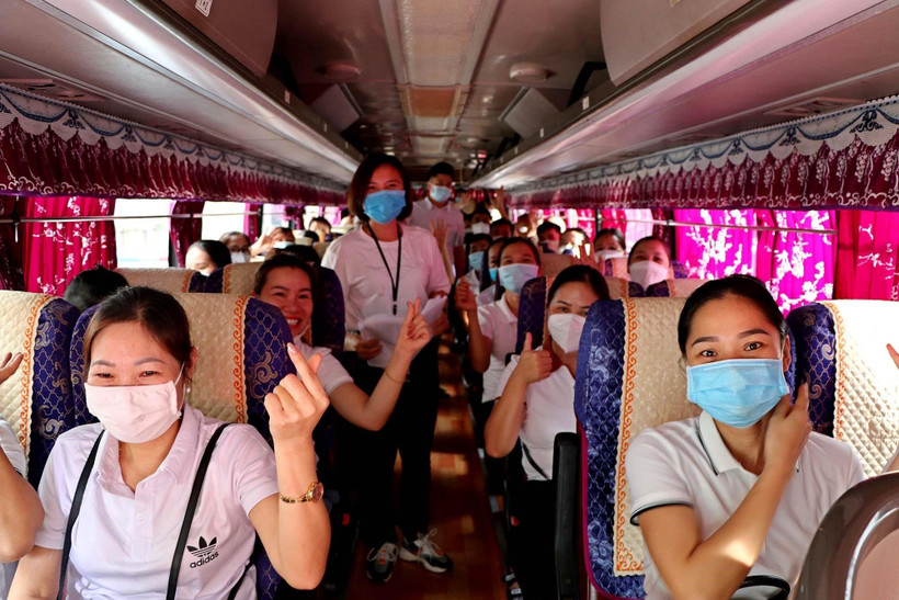 Cán bộ y, bác sỹ tỉnh Hòa Bình tỏ rõ sự quyết tâm lên đường hỗ trợ Thành phố Hà Nội chống dịch COVID-19. (Ảnh: Thanh Hải/TTXVN)