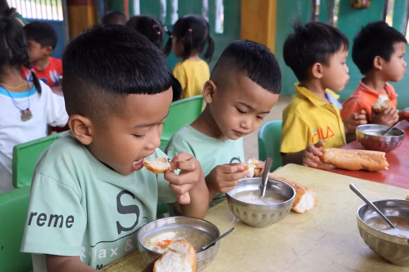 Bữa ăn bán trú của học sinh điểm trường thôn 4, xã Trà Thủy, huyện Trà Bồng, tỉnh Quảng Ngãi. (Ảnh: Đinh Hương/TTXVN)