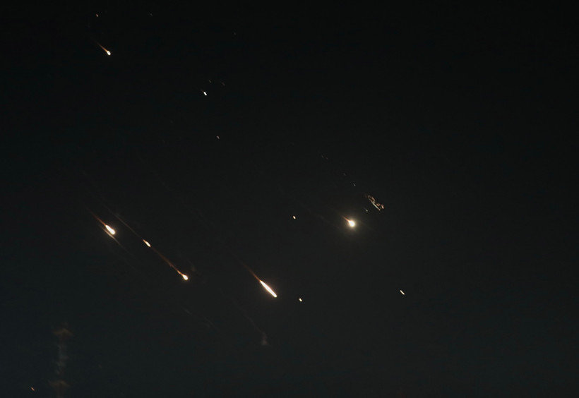 Hệ thống phòng không Israel tại Jerusalem đánh chặn vụ tấn công bằng tên lửa của Iran, ngày 14/4/2024. (Ảnh: THX/TTXVN)