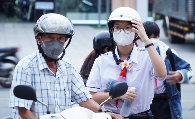 Các thí sinh và gia đình cần chuẩn bị phương án di chuyển phù hợp, tránh nguy cơ tắc đường do mưa dông. Ảnh: (Ánh Tuyết/TTXVN)