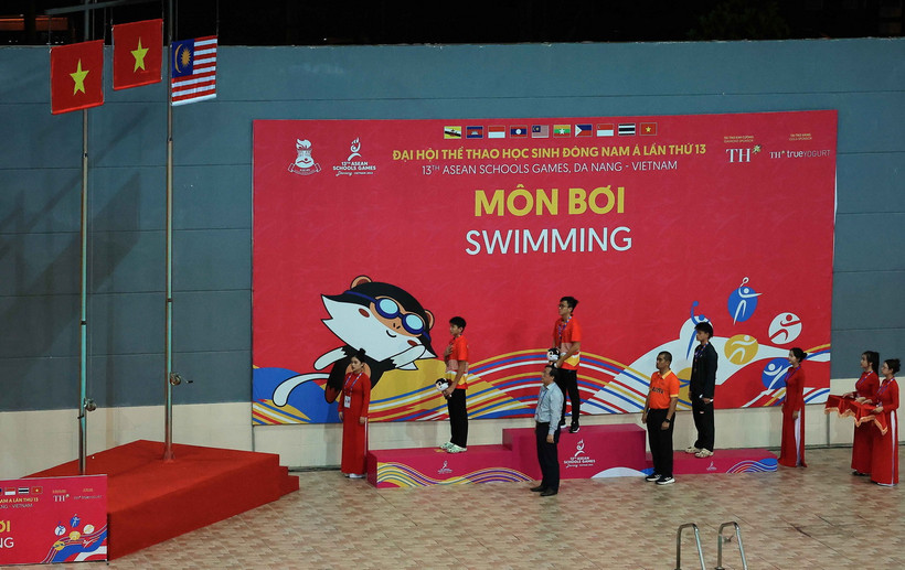 Lễ thượng cờ và trao huy chương cho các vận động viên. (Ảnh: Trần Lê Lâm/TTXVN)