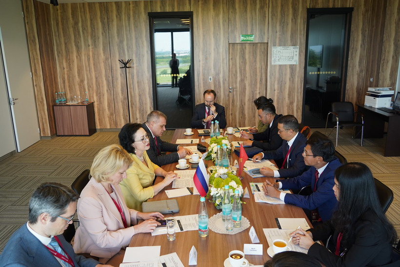 Đoàn Việt Nam làm việc với đoàn Viện Kiểm toán Liên bang Nga trong khuôn khổ Diễn đàn Kinh tế Quốc tế St. Petersburg. (Ảnh: Duy Trinh/TTXVN)