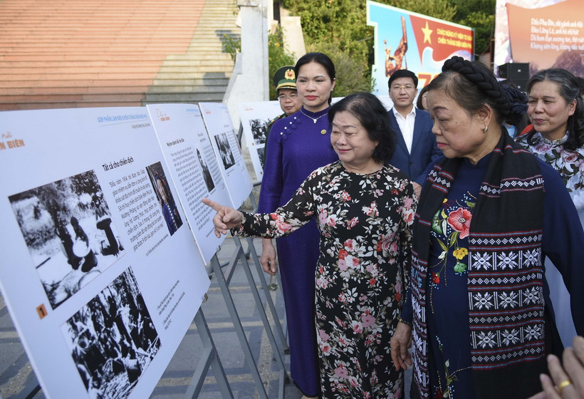 Đại biểu tham quan Triển lãm ảnh "Phụ nữ với Điện Biên." (Ảnh: Xuân Tư/TTXVN)