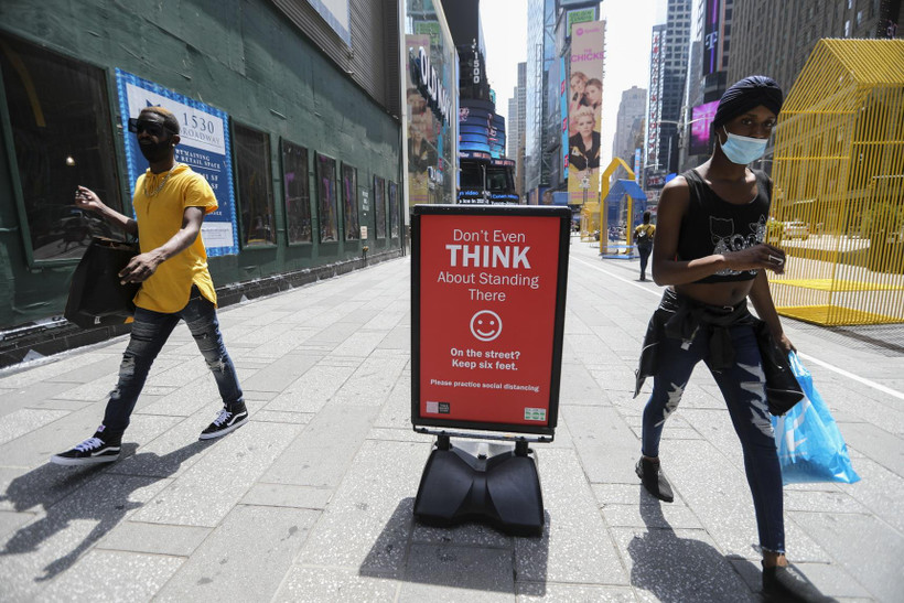 Người dân đeo khẩu trang phòng lây nhiễm COVID-19 tại New York, Mỹ, ngày 23/7/2020. (Ảnh: THX/TTXVN)