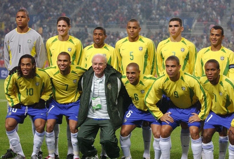 Huấn luyện viên đội tuyển Brazil Mario Zagallo chụp ảnh chung với các học trò trong trận giao hữu gặp Hàn Quốc tại Seoul ngày 20/11/2002. (Ảnh: AFP/TTXVN)