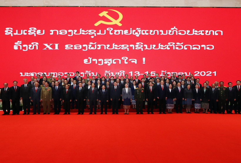 Ban chấp hành Trung ương khóa XI Đảng NDCM Lào chụp ảnh chung. Ảnh do Ban Tổ chức cấp. (Ảnh: TTXVN)