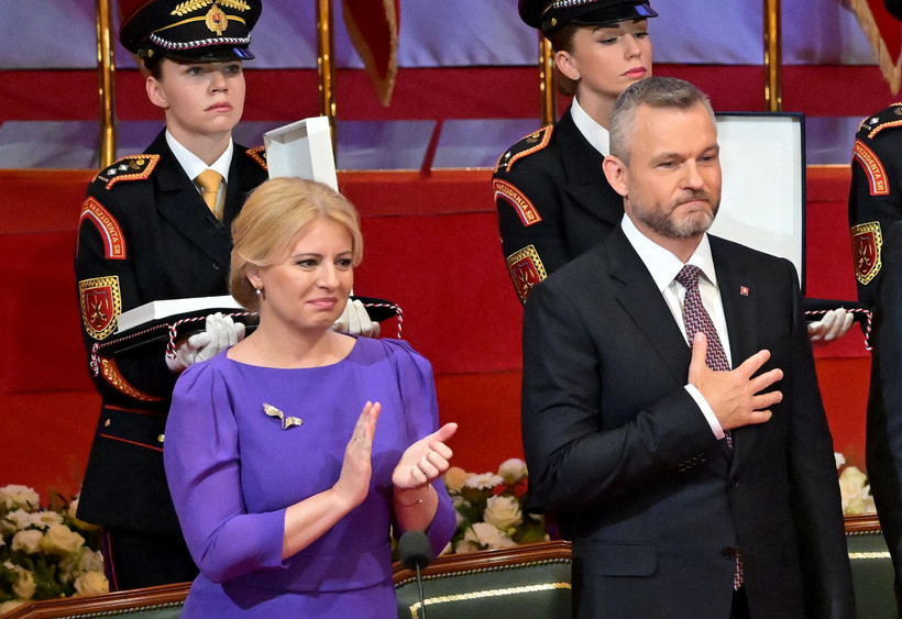 Ông Peter Pellegrini (phải) tuyên thệ nhậm chức Tổng thống Slovakia ở Bratislava, ngày 15/6/2024. (Ảnh: AFP/TTXVN)