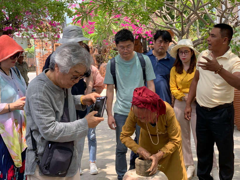 Du khách Hàn Quốc tham quan, tìm hiểu nghệ thuật làm gốm của đồng bào Chăm làng Bàu Trúc ở thị trấn Phước Dân (huyện Ninh Phước). (Ảnh: TTXVN phát)