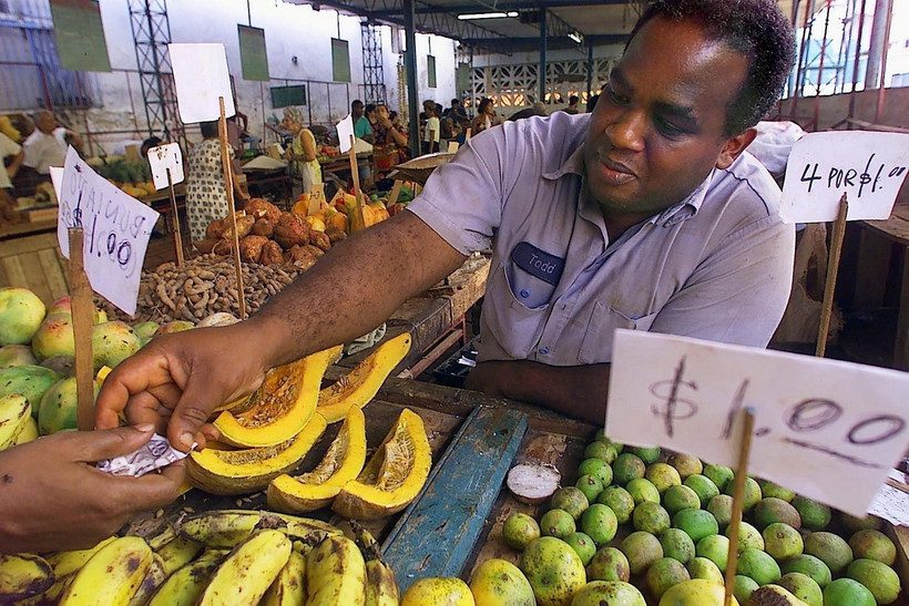 Một quầy hàng tại khu chợ ở Havana, Cuba. (Ảnh: AFP/TTXVN)