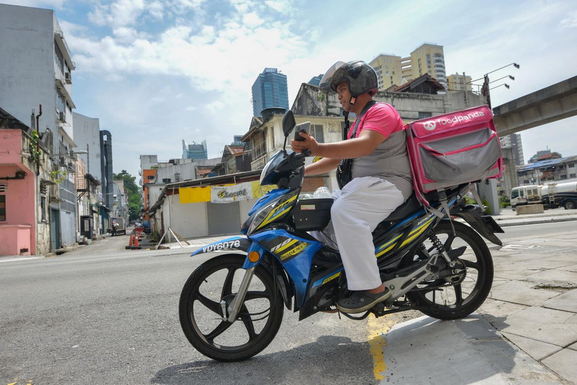 Nhân viên giao đồ ăn tại Kuala Lumpur, Malaysia ngày 19/3/2020. (Ảnh: THX/TTXVN)