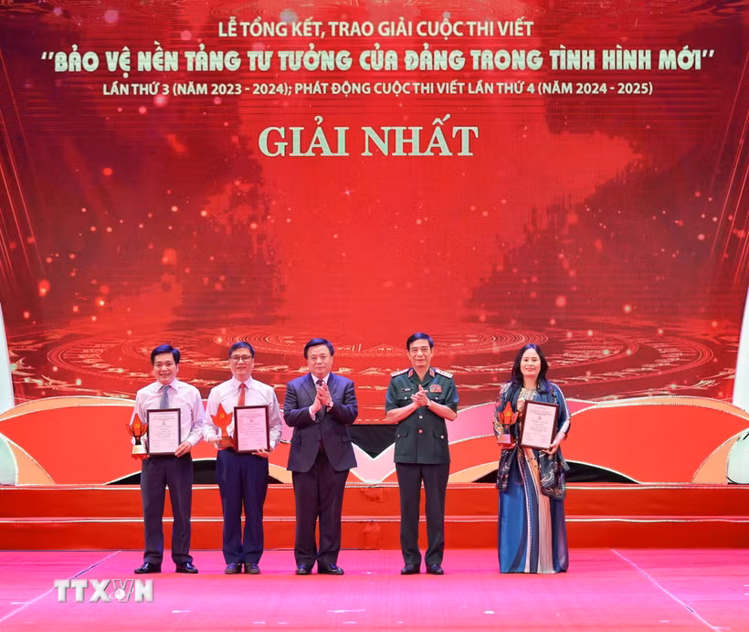 Các tác giả giành giải Nhất cuộc thi viết bảo vệ nền tảng tư tưởng của Đảng trong tình hình mới. (Nguồn: TTXVN)